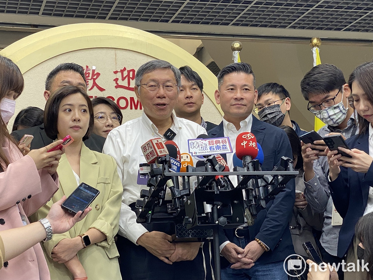 民眾黨主席柯文哲上午率領黨籍4位議員黃瀞瑩、林珍羽、陳宥丞、張志豪前往台北市議會拜會議長戴錫欽，會後接受媒體聯訪。 圖：周煊惠 / 攝