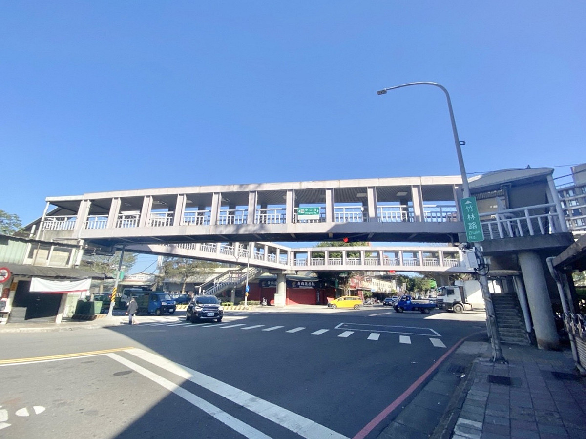 林口區中山路與竹林路交叉口陸橋將於3月底連兩周末，每天夜間11時起至翌日上午6時，進行陸橋拆除工程，屆時中山路及竹林路將封閉，請民眾提前改道通行。 圖：新北市工務局提供