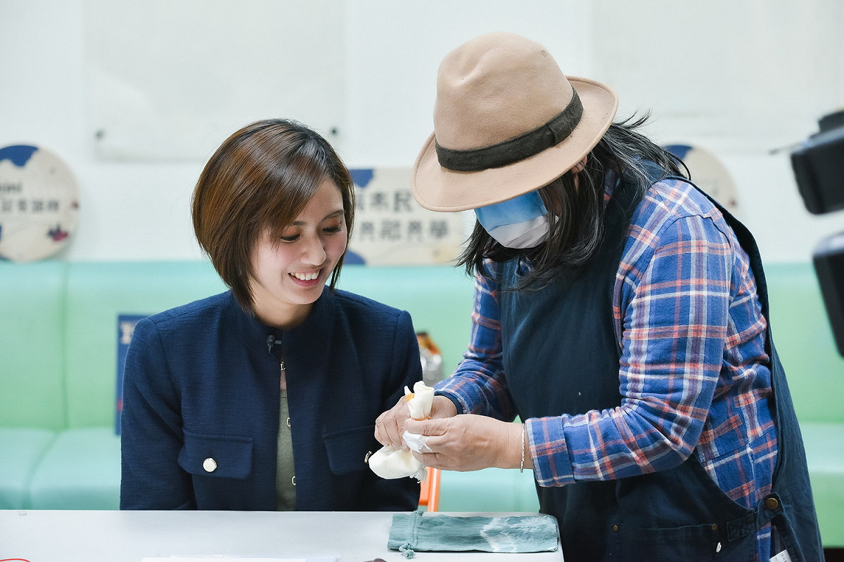 原民局長林瑋茜參與林口場次成果展，老師周花燕指導DIY製作部落原生植物萃取顏料染束口袋。 圖：新北市原民局提供