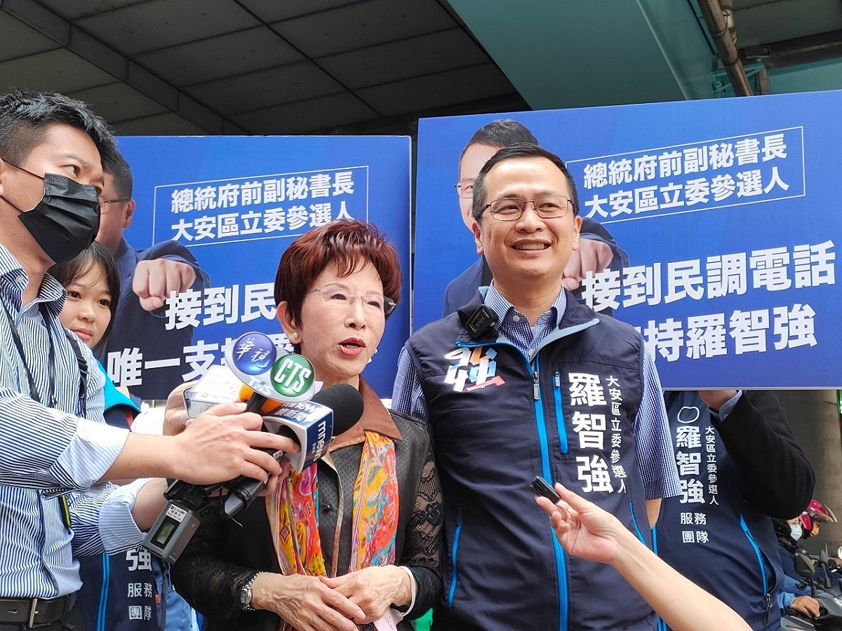 羅智強的首場街頭演講，找來國民黨主席洪秀柱到場。 圖：羅智強辦公室/提供