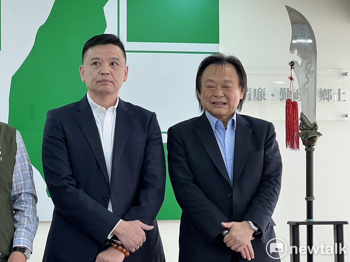 民進黨台北市議員洪健益今在同黨議員王世堅陪同下，登記參選北市第七選區立委初選。 圖：周煊惠 / 攝