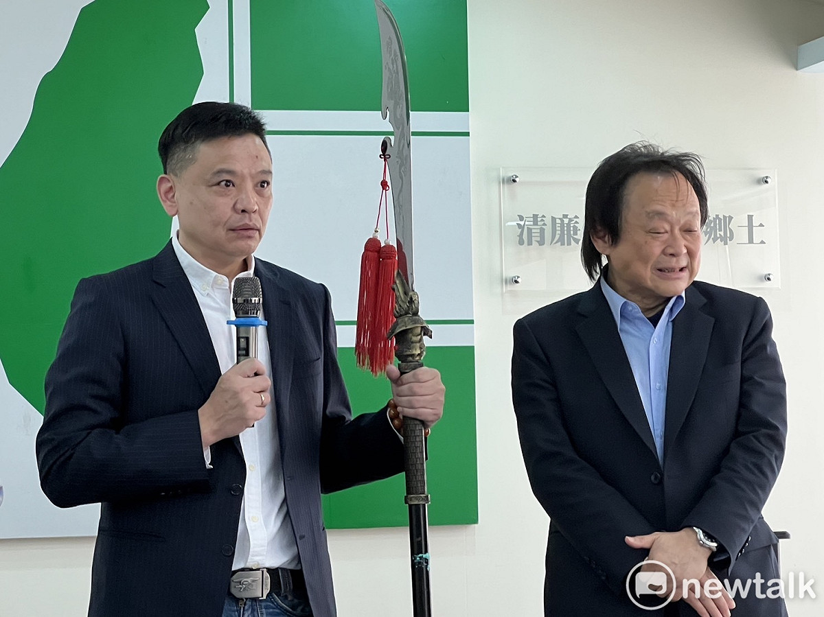 民進黨台北市議員洪健益(左)受訪時力挺王世堅（右），並喊話何志偉別再操作。  圖：周煊惠 / 攝（資料照）