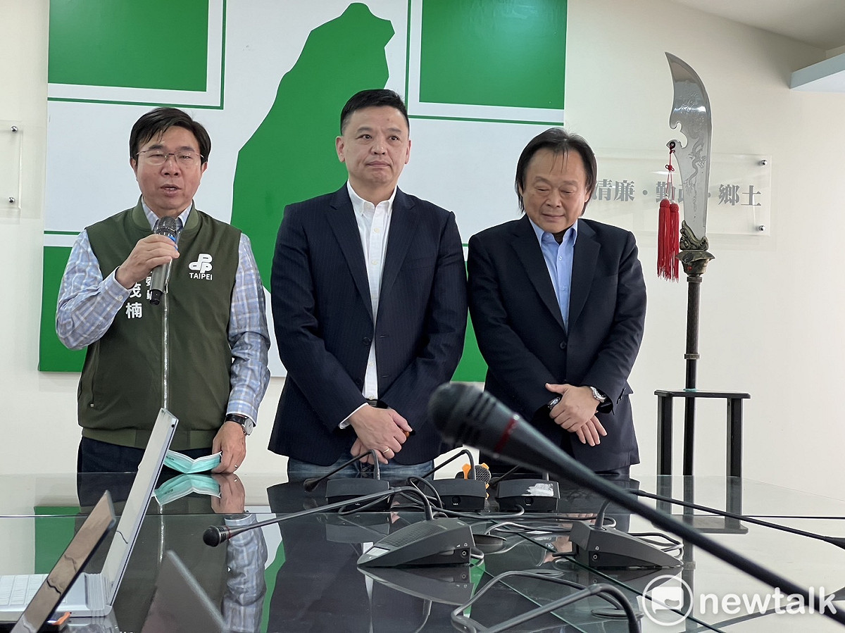 民進黨台北市黨部主委張茂楠（左）、民進黨台北市議員洪健益（中）、王世堅（右）。 圖：周煊惠 / 攝