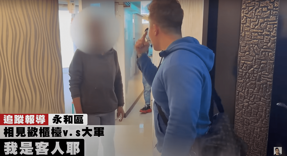 櫃檯人員的態度問題，讓團員大軍怒吼「我是客人欸！你在大聲什麼？」。 圖：翻攝自YT/谷阿莫Life