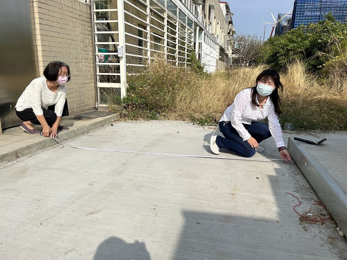 李雅靜(右)實地測量儲能站與住宅距離。 圖:李雅靜服務處/提供