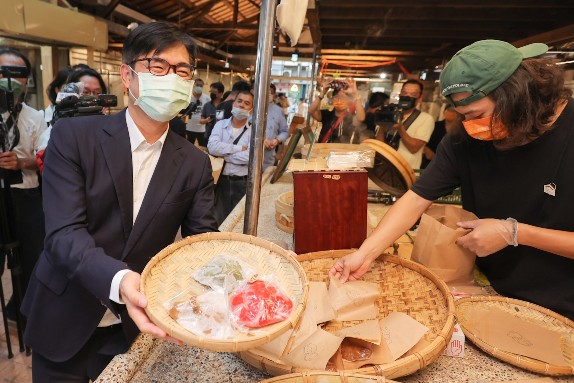 陳其邁(左一)指示推動鹽埕第一公有零售市場再造專案。 圖：高雄市經發局/提供