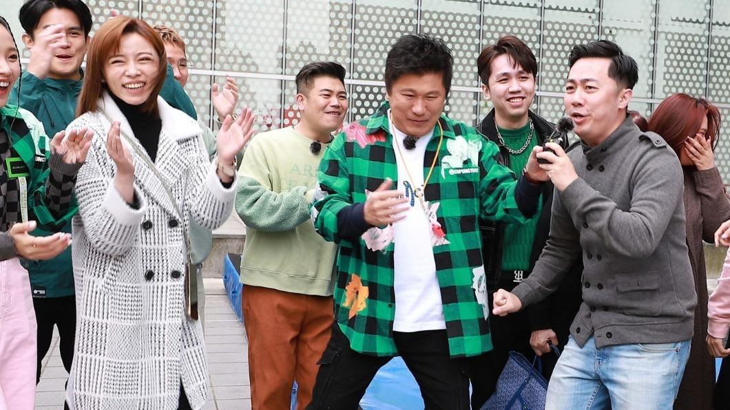 去年離世的藝人艾成，今(22)日傳出親弟弟艾翔傳出於3月20日下午因心肌梗塞猝逝，消息傳出讓不少人感到遺憾。(圖為艾翔(第一排右一)參加民視《最強綜藝秀》挑戰賽節目留影） 圖：民視／提供