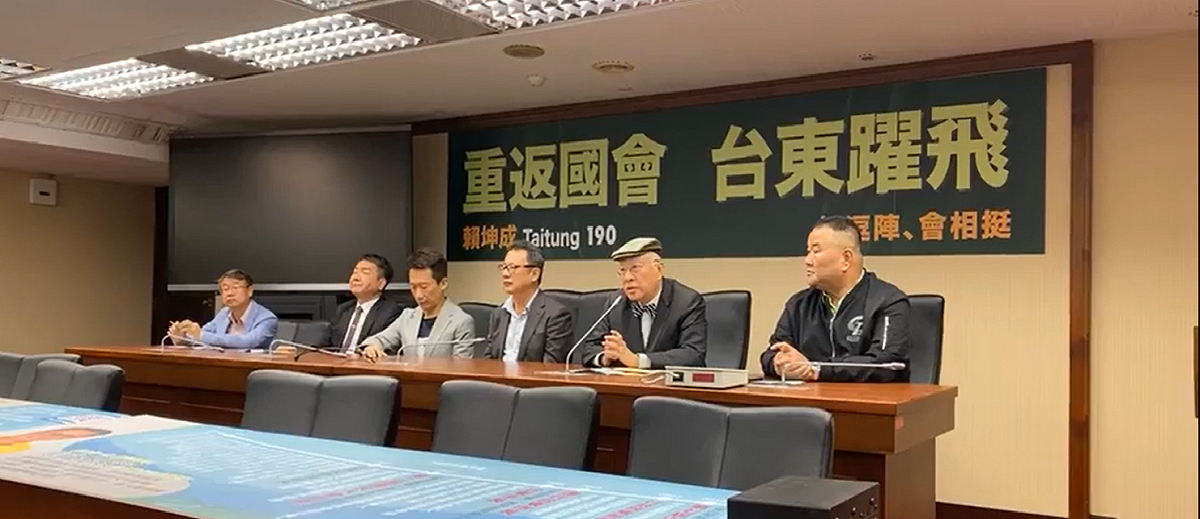 前民進黨立委賴坤成（右3）今（22）日宣布參與民進黨台東立委黨內初選，挑戰現任英系立委劉櫂豪。 圖：擷自賴坤成臉書直播影片
