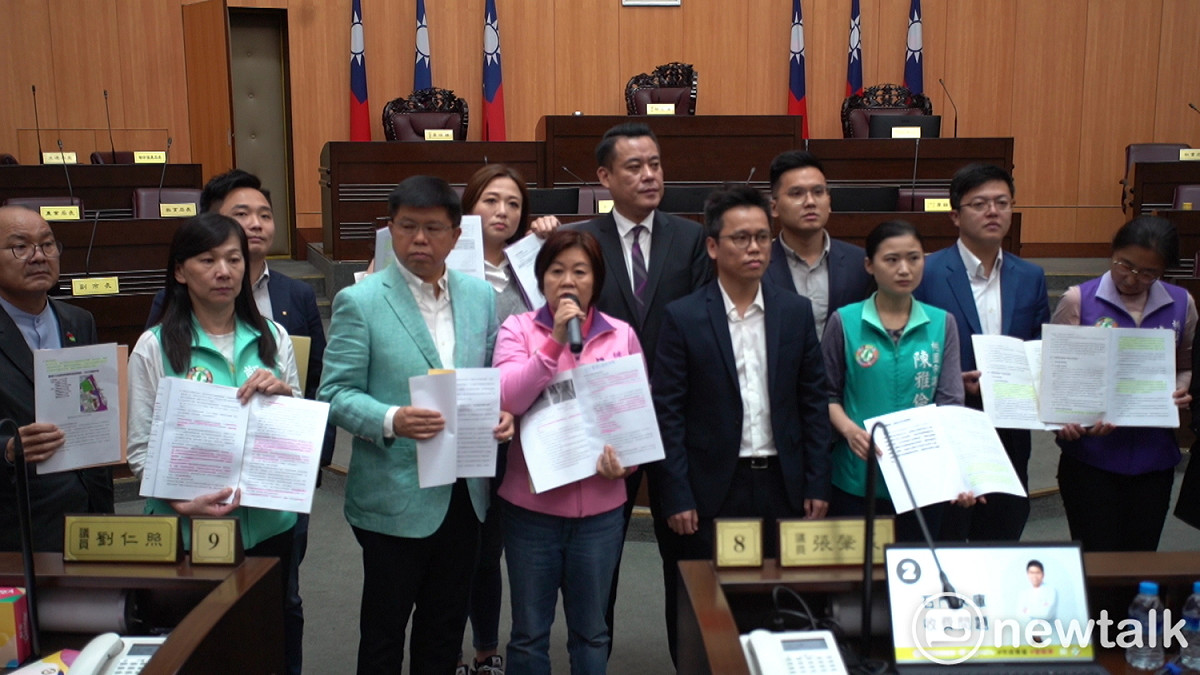 民進黨團批市府團隊在議員質詢時拍桌、疑似辱罵議員，公然藐視議會。 圖：林昀真/攝
