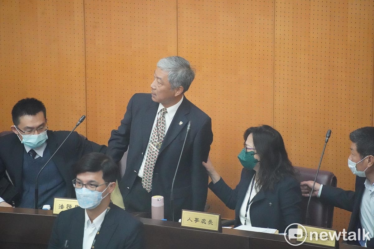 桃園市法務局長賴彌鼎不滿議員以「尸位素餐，愧對人民」8字批評，憤而拍桌離席。 圖：林昀真/攝