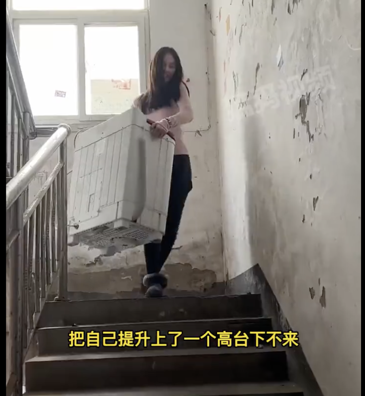 中國官媒報導，有頂大畢業生創業「撿回收」月收入破萬元人民幣。 圖：翻攝自東方今報