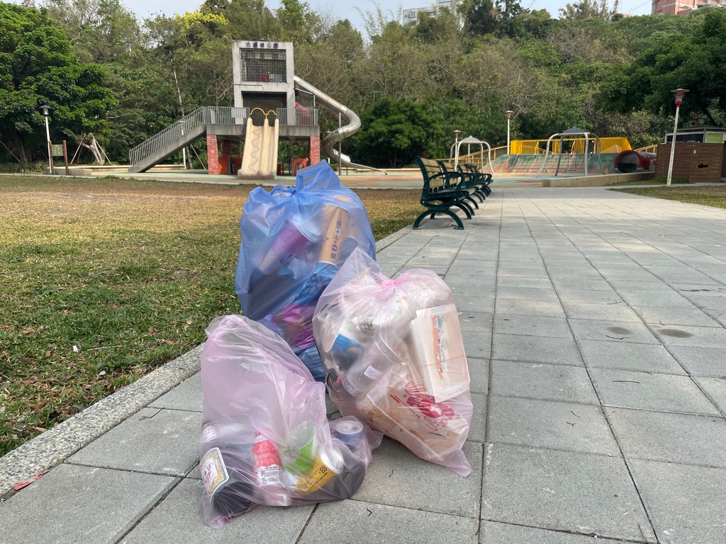 卓冠廷踢爆，以觀光聞名的鶯歌公園被丟滿地垃圾，已超過一週無人清理。 圖：卓冠廷提供