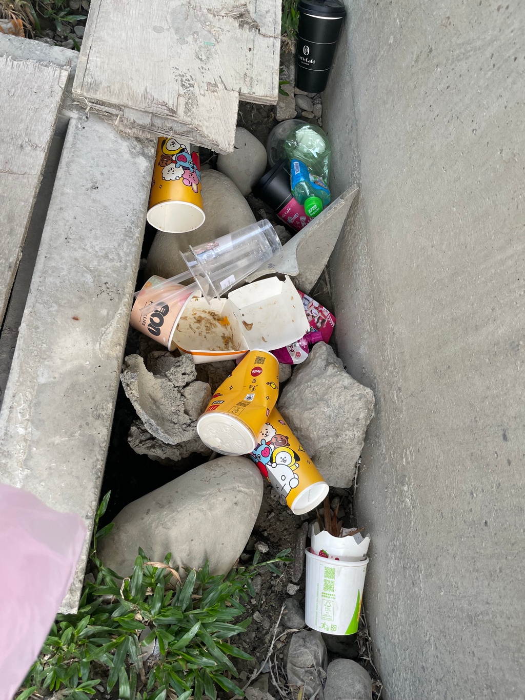 卓冠廷表示，接獲民眾反映「古鐘樓公園滿地垃圾超過一週」，市民忍受不了公園滿地垃圾，痛罵「是誰負責的？」 圖：卓冠廷提供