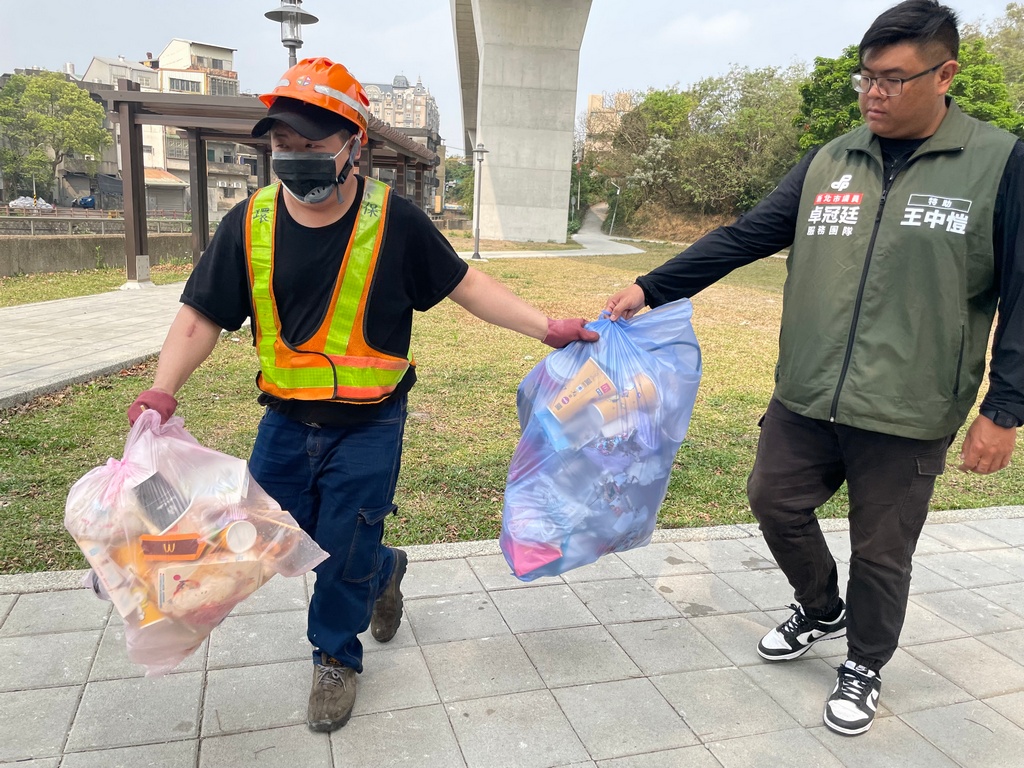 卓冠廷請助理去了解狀況，並將垃圾都撿起來。 圖：卓冠廷提供