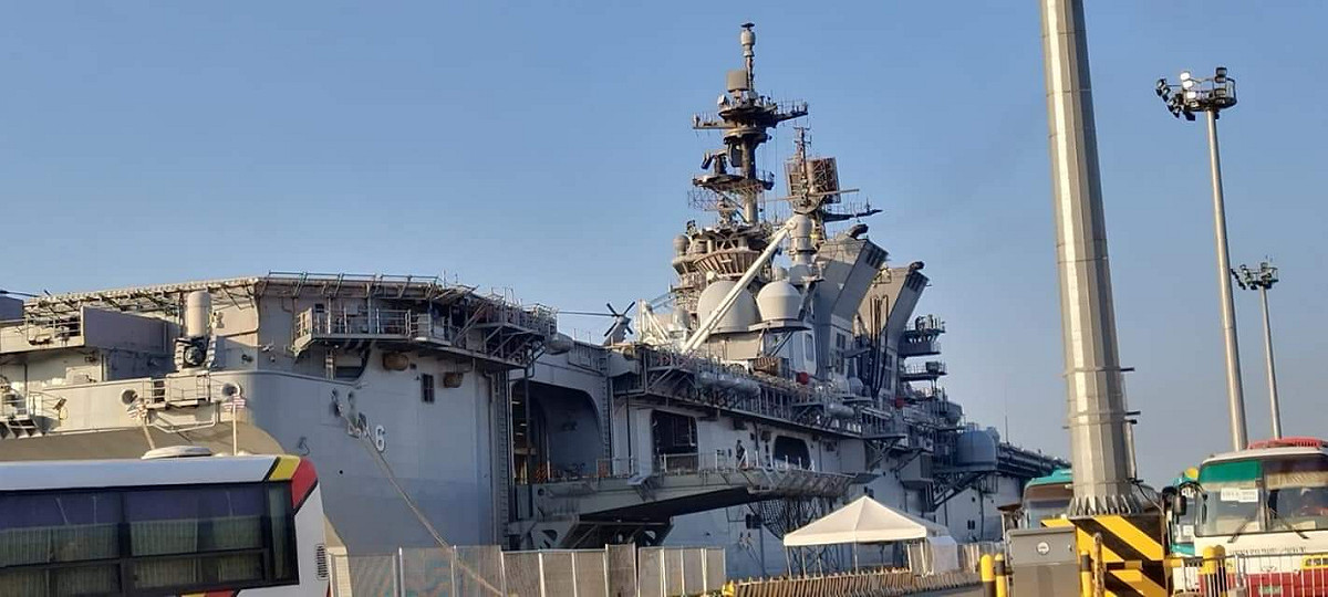 美國兩棲突擊艦「美利堅號(LHA-6)」3月19日停靠菲律賓首都馬尼拉港口進行親善訪問。 圖：翻攝@natoreyes推特