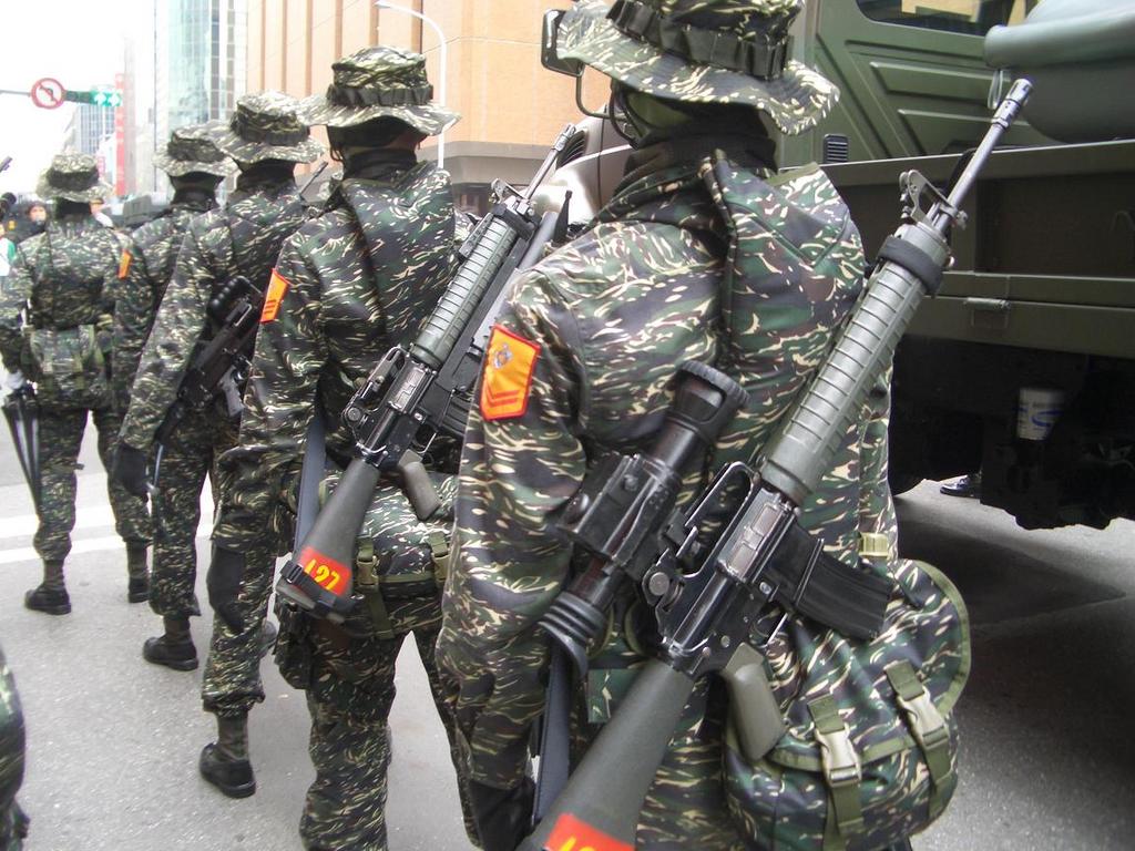 國造T65K2步槍。圖為2007年中華民國國慶閱兵預演，陸戰隊士兵背負裝有夜視鏡步槍參演。 圖：翻攝維基百科(資料照片)