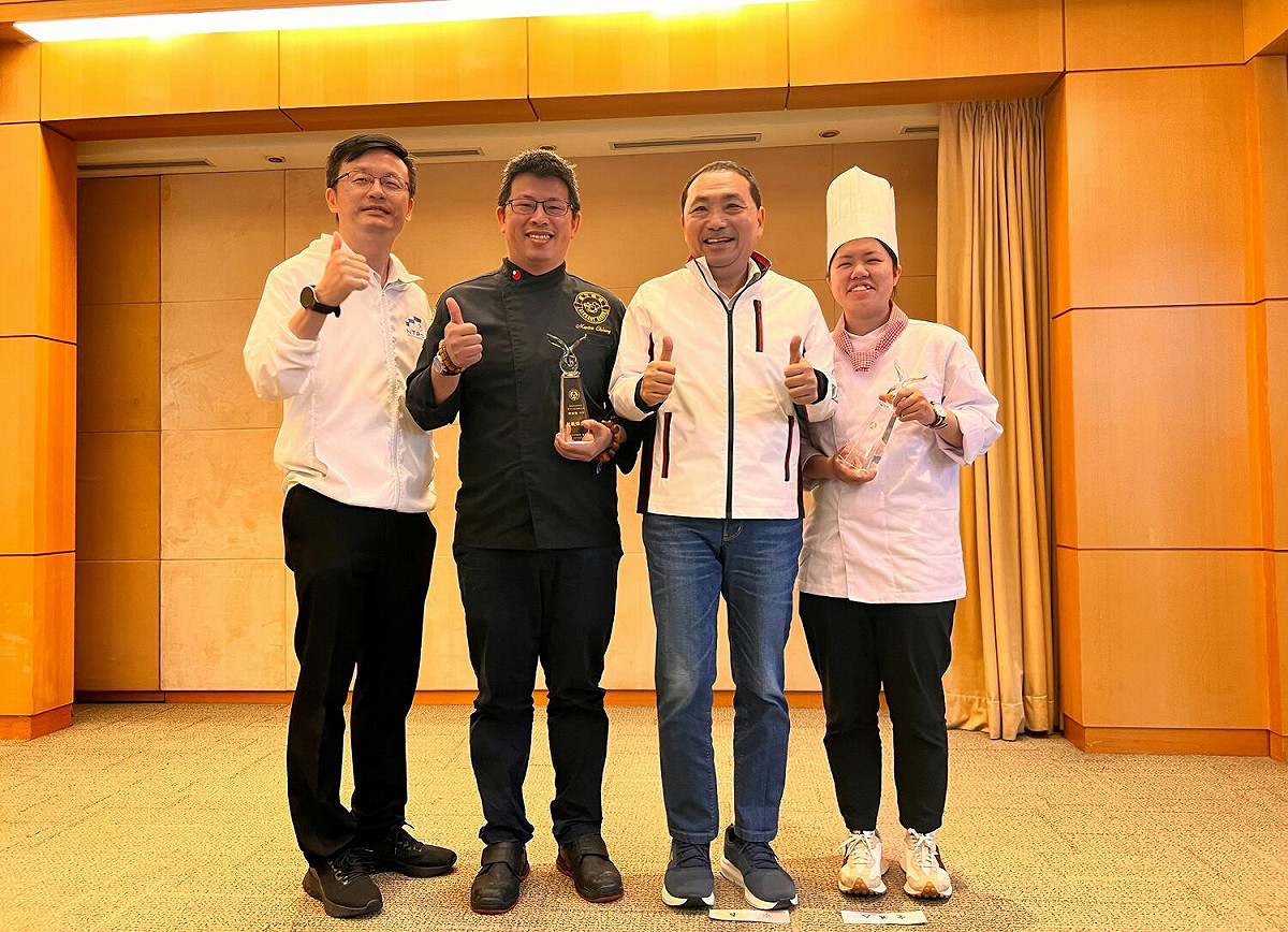 穀保家商餐飲科畢業生柯安儒（右），獲「技職傑出獎」肯定，與新北市長侯友宜合照。右1為教育局長張明文，右2為穀保家商主任江裕春。 圖：新北市教育局提供