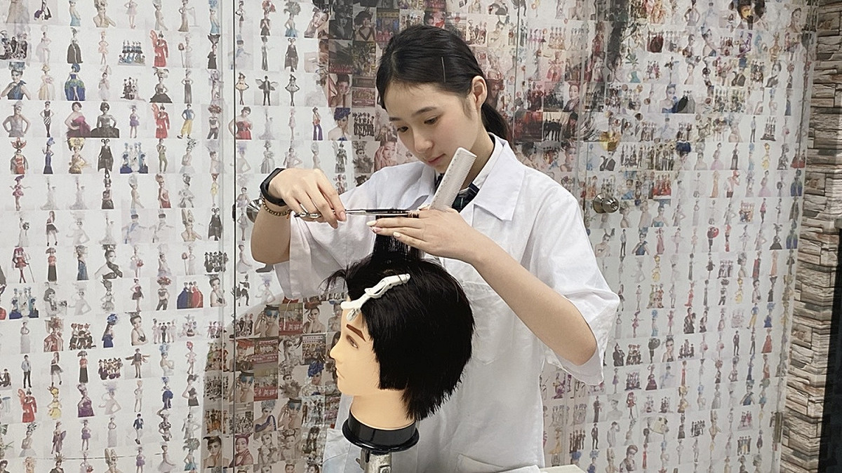 能仁家商學生林姵宇是全國唯一在校生獲「技職傑出獎」，她就讀美容美髮菁英班後，漸漸發掘技職的潛質，重拾學習的興趣及自信。 圖：新北市教育局提供