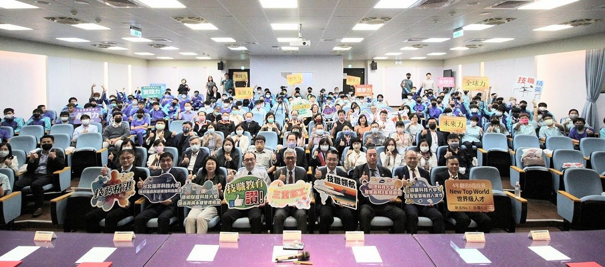 新北市立三重商工於今(22)日與致理科技大學、德明財經科技大學、台北海洋科技大學和龍華科技大學簽訂預修課程（學分認證）合作備忘錄(MOU)，教育局副局長劉明超（前排右4）代表參加。 圖：新北市教育局提供
