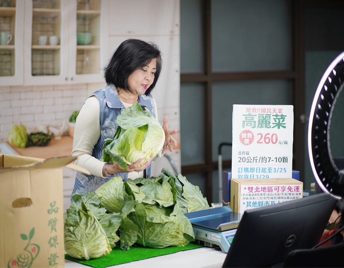 總經理江惠貞直播推廣。 圖：新北果菜公司提供