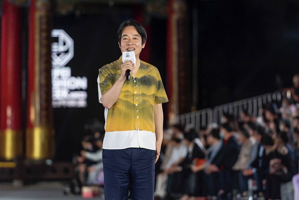 副總統賴清德22日晚出席在台南南鯤鯓代天府的「台北時裝週」開幕秀，穿上一襲由台灣設計師周裕穎，與藝術家江賢二聯名設計款的襯衫，被讚在地又時尚。 圖：翻攝賴清德臉書