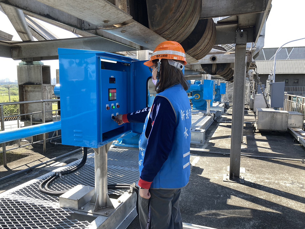 重力閘門吊門機更新，使防汛工作更增添保障。 圖：新北市水利局提供