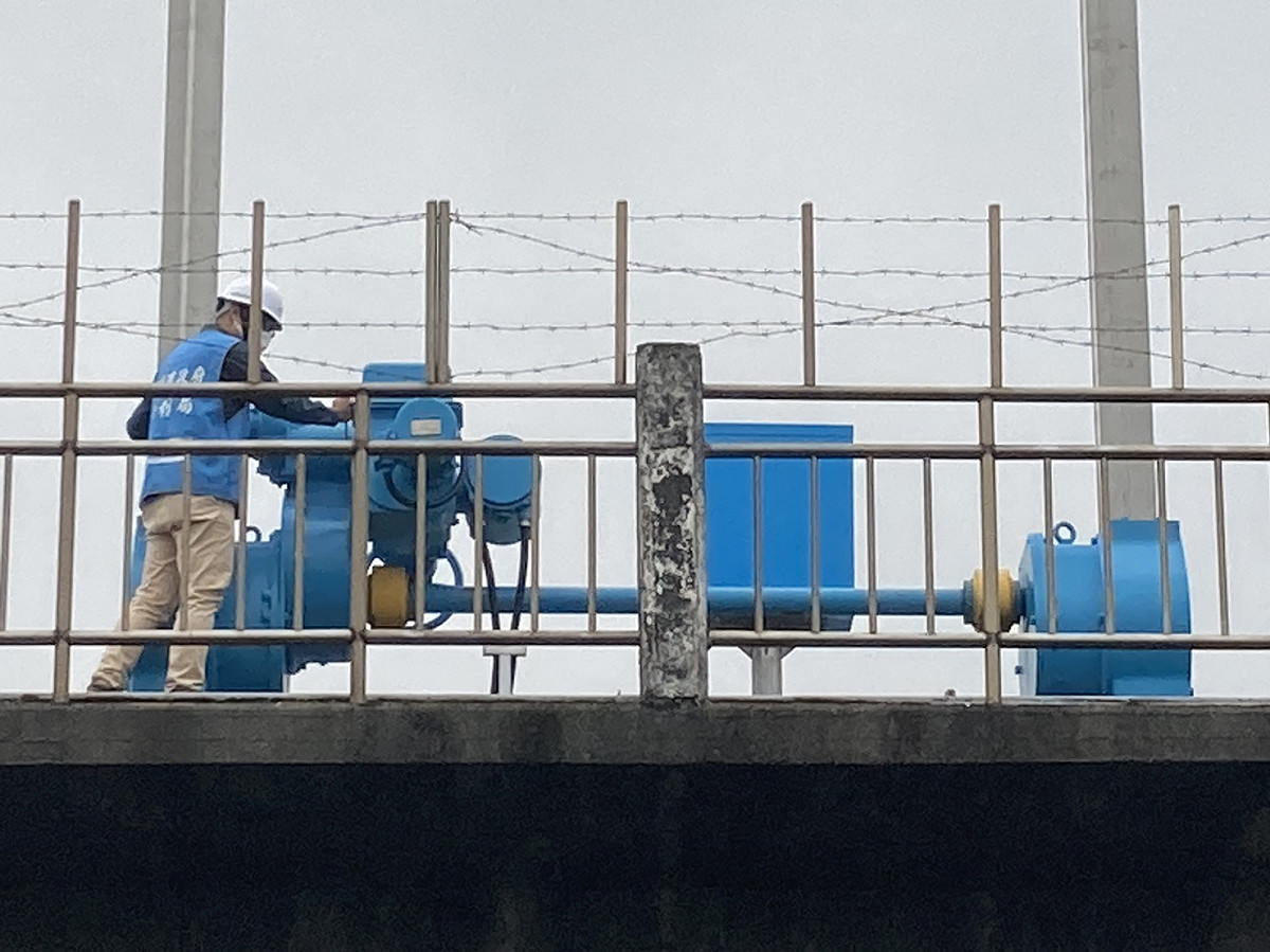吊門機可以電動或手動操作控制閘門自重下降到達適當位置或高度，附有離心煞車裝置不會造成失速。 圖：新北市水利局提供