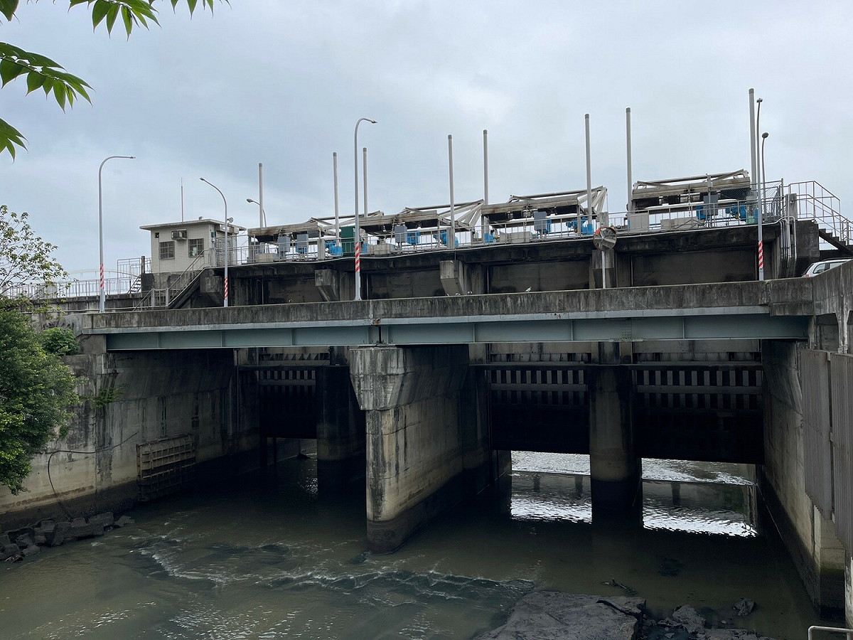 重力閘門平時保持常開，讓市區的水以重力排方式排入河川。 圖：新北市水利局提供