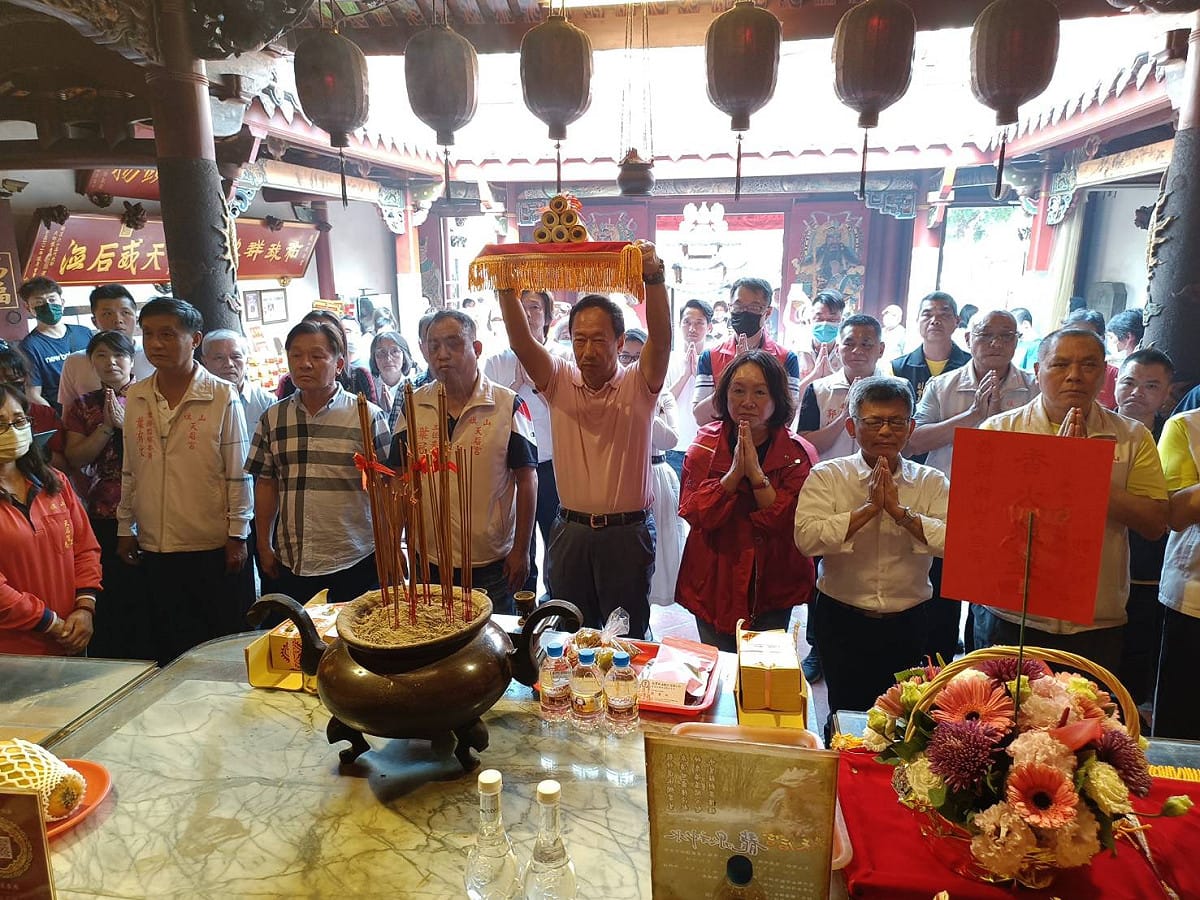 鴻海創辦人郭台銘在前高雄縣長楊秋興陪同下，前往高雄旗山天后宮參香，引發揣測。 圖：取自旗山天后宮臉書