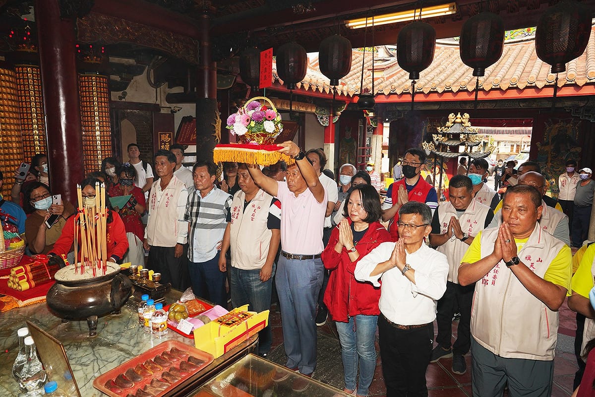 郭台銘在楊秋興陪同下，前往高雄旗山天后宮參香，引發揣測。 圖：取自旗山天后宮臉書