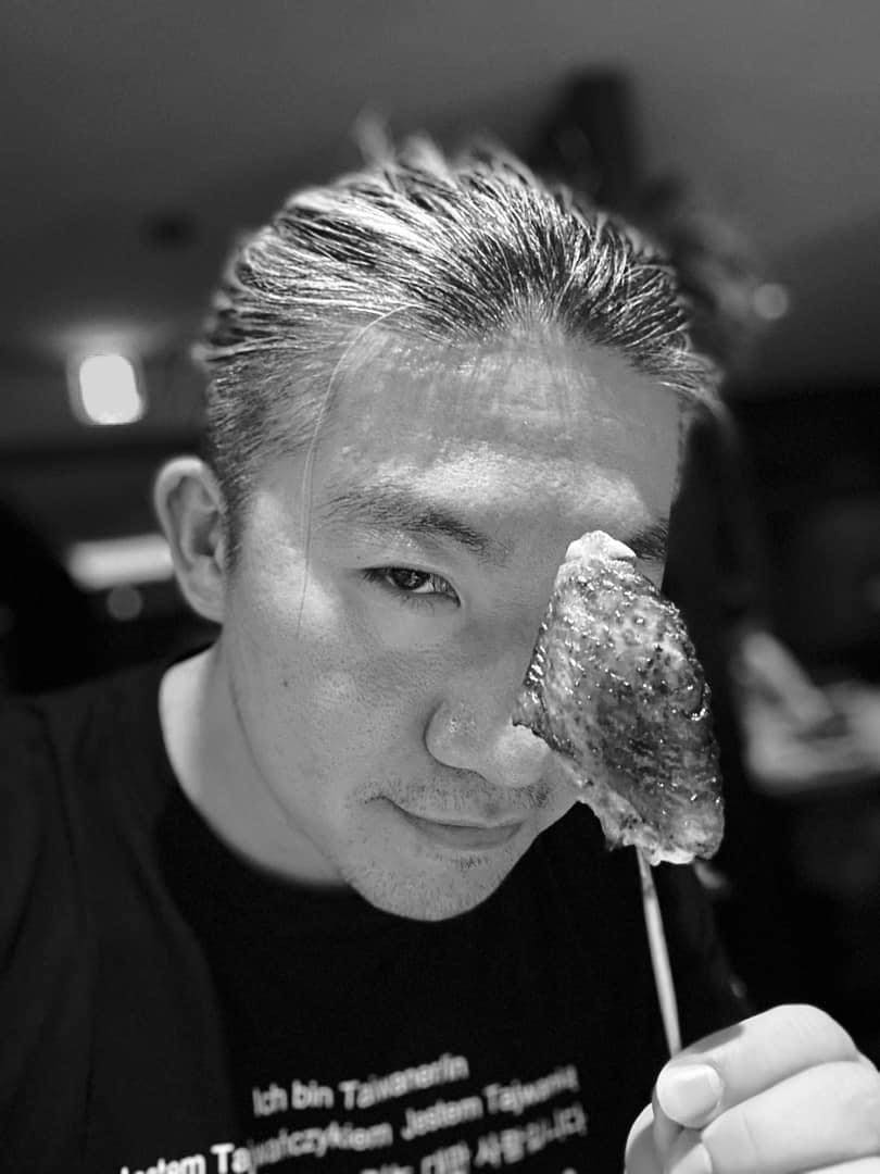 在直播中被館長故意用大舌頭說話譏笑，讓史書華氣到再度開嗆。 圖：翻攝自FB/盾牌牙醫史書華