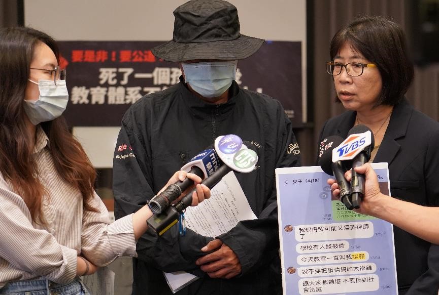 自殺身亡的高二生父親接受記者訪問。 圖 :  人本教育基金會提供
