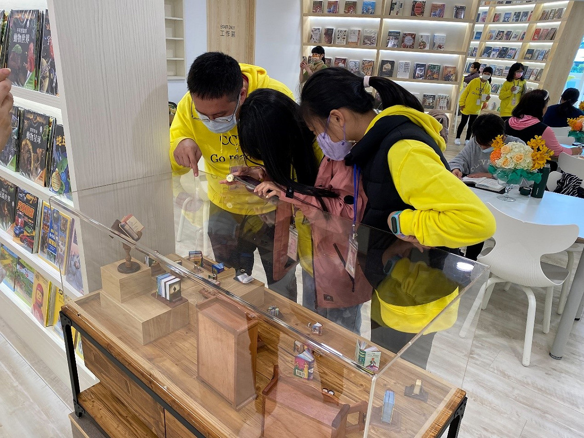 於益品書屋淡水館舉辦戶外教學活動，學生們在專注地欣賞館內的作品。 圖 : 益品書屋提供