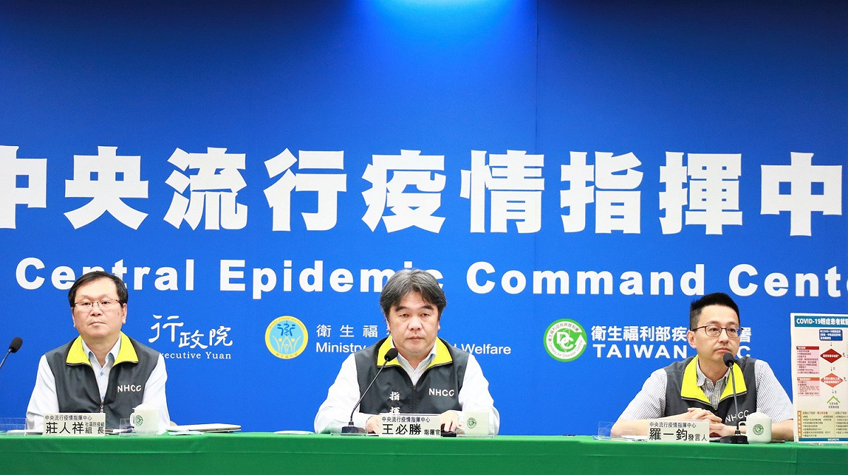 指揮中心表示，，昨日(27)新增本土重症確定病例137例、0例境外移入，另確診個案中新增14例死亡。指揮中心表示，因輕症免隔新制已上路一週，未來將以「週」為單位提供確診與死亡個案數。 圖：中央流行疫情指揮中心/提供