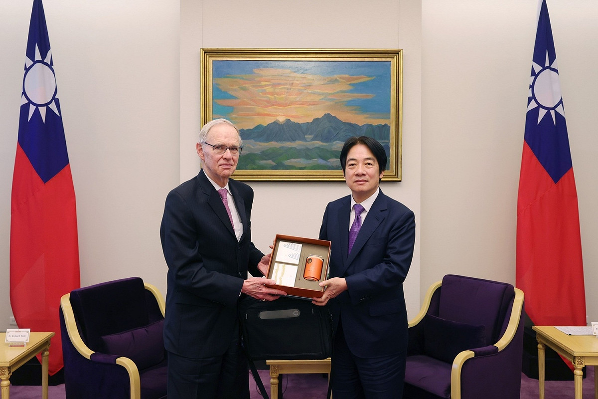 副總統賴清德23日上午接見「布魯金斯研究院」非常駐資深研究員卜睿哲（Richard Bush）。 圖：總統府提供