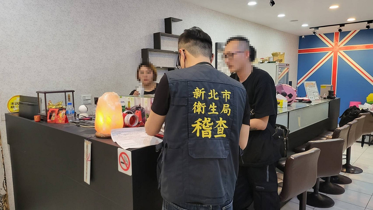 新北市3月22日稽查10家被列管實體店，其中1家違規展示，將依菸害防制法處以新台幣20萬元以上100萬元以下之罰鍰，並限期改善。 圖：新北市衛生局提供