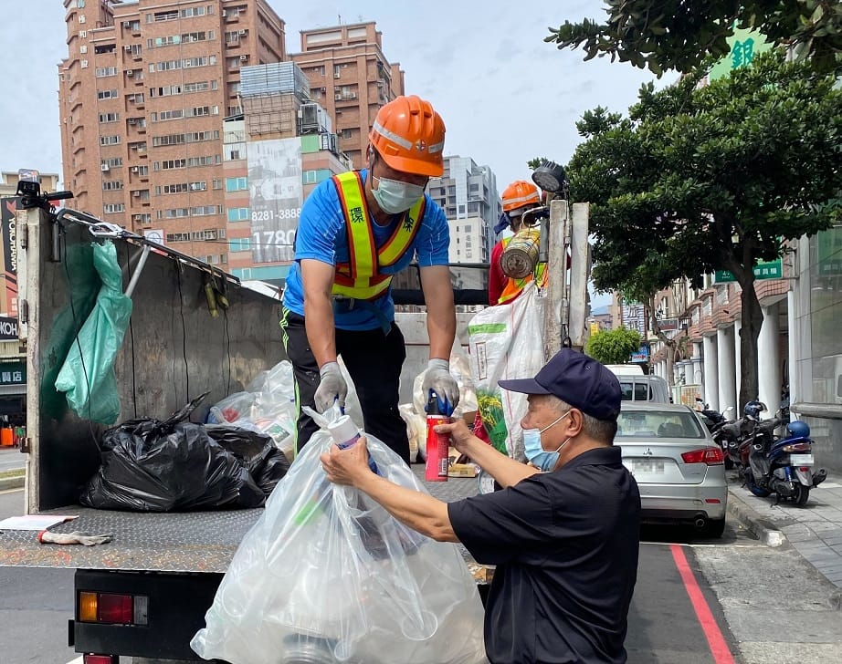 高壓容器獨立交付予資源回收車。 圖：新北市環保局提供