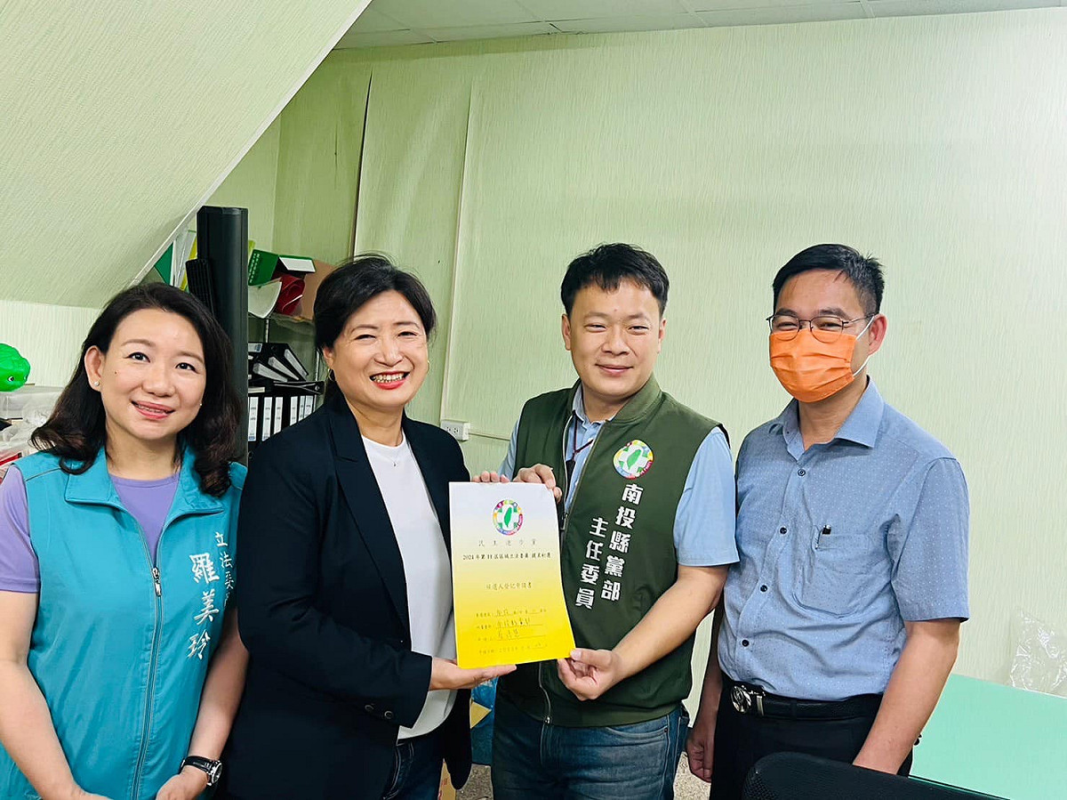蔡培慧(左2)今(23)日赴民進黨南投縣黨部正式登記參選。 圖 : 蔡培慧臉書