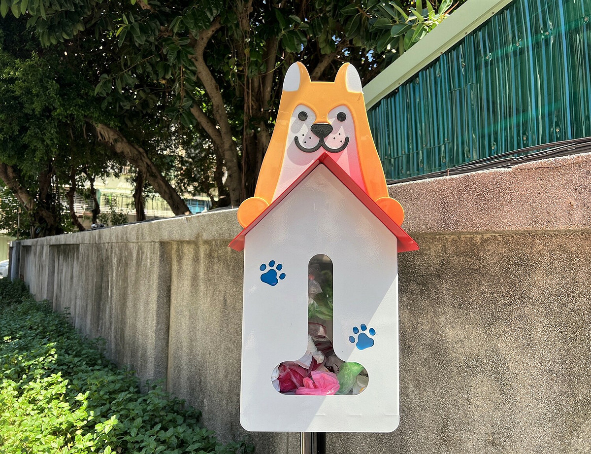 「新北可愛柴」狗便袋箱-提供飼主狗便袋隨手清除狗便。 圖：新北市環保局提供