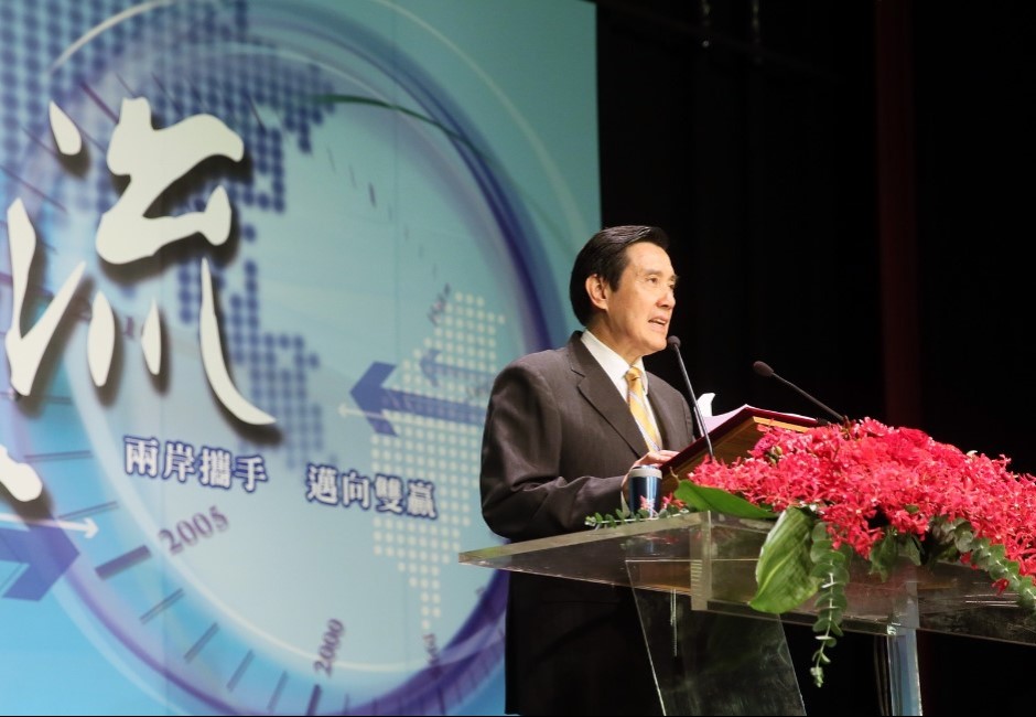前總統馬英九訪中行的第 7 天解釋了中華民國憲法，以及兩岸人民關係條例中，對於兩岸關係的定義，稱台灣是中國不可分割的一部分。民進黨對此表示反對。 圖：翻攝馬英九臉書（資料照）