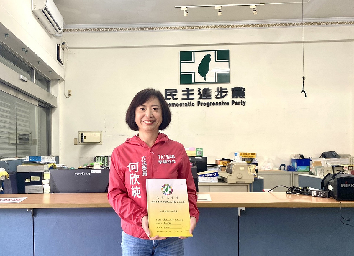 何欣純辦妥初選登記。 民進黨台中市黨部/提供