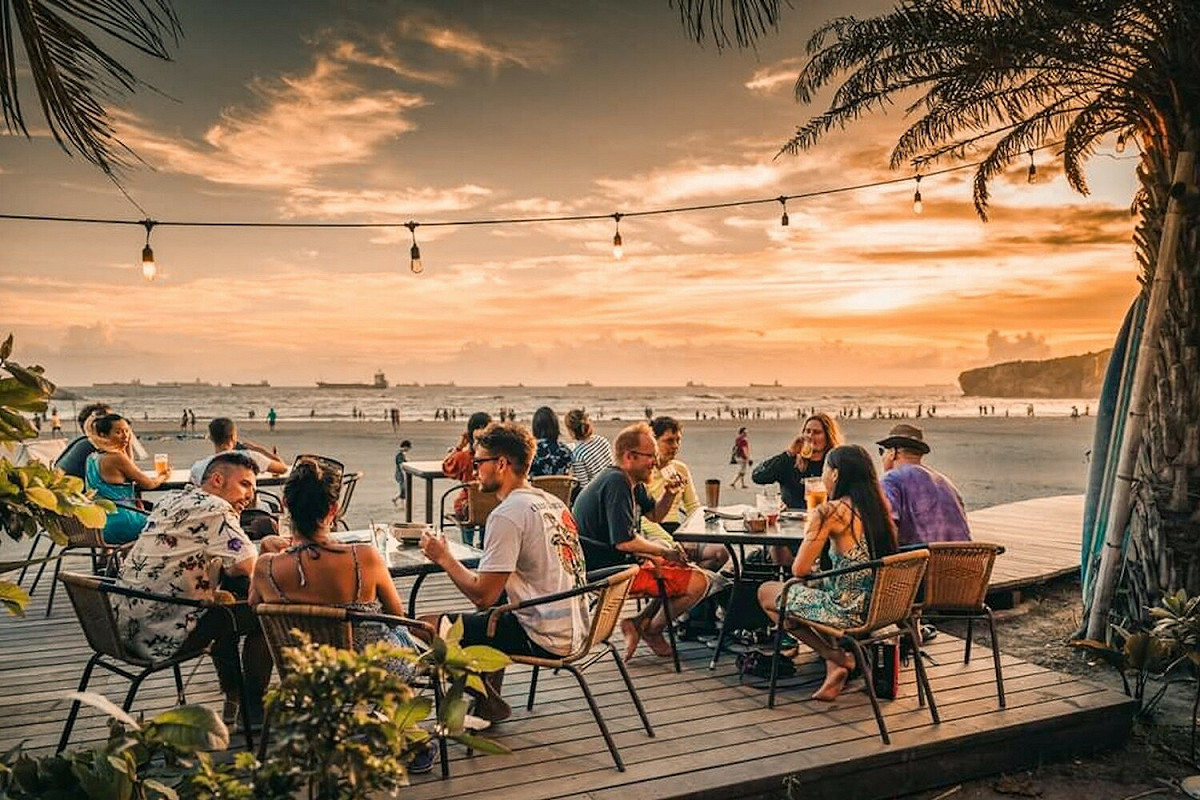 充滿南洋風情的旗津沙灘吧。 圖：高雄市觀光局/提供