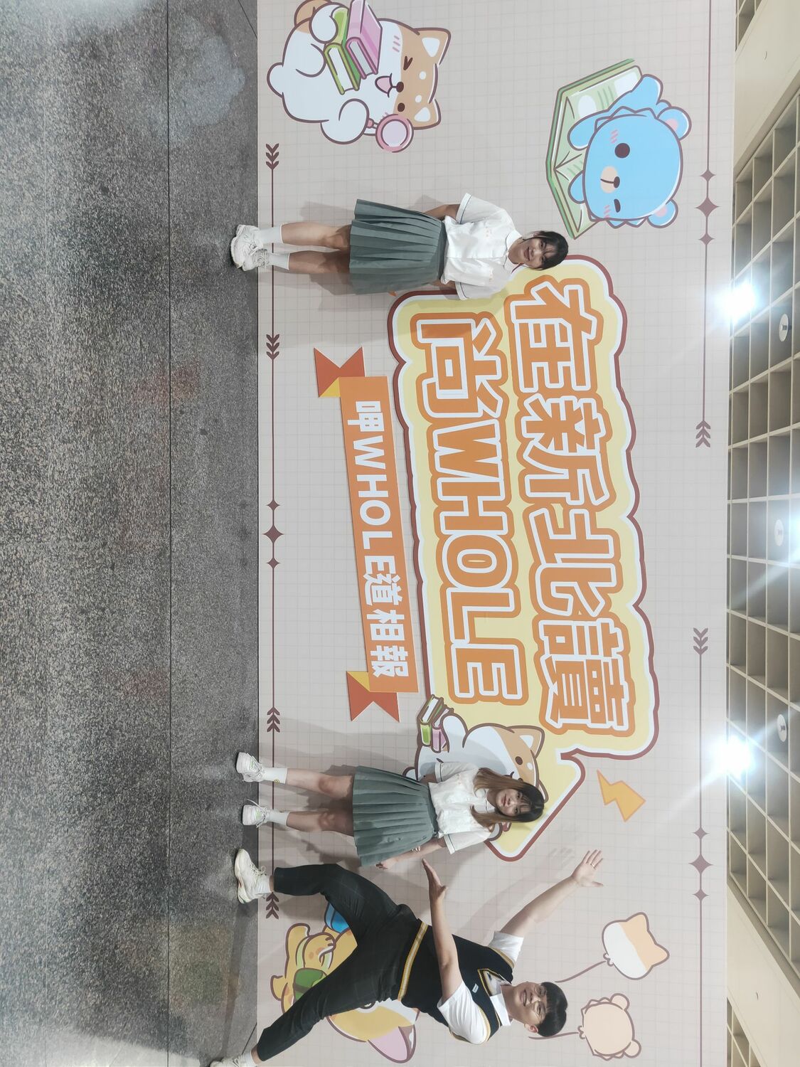三民高中高三同學阮千卉（左）、洪諭婕（中）偕網紅「一謙」（右）領路，以直播搶先曝光精彩的中等教育成果展內容。 圖：新北市教育局提供