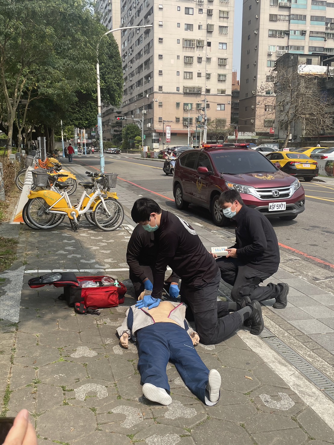 為使執勤同仁更加了解運作流程並培養團隊默契，3月22日由消防局緊急救護科結合第一救災救護大隊於新北市立圖書館前辦理PUA計畫實測及演練 圖：新北市消防局提供