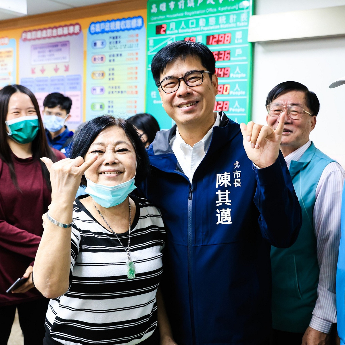 民眾與陳其邁(右)開心比6。 圖：高雄市政府/提供