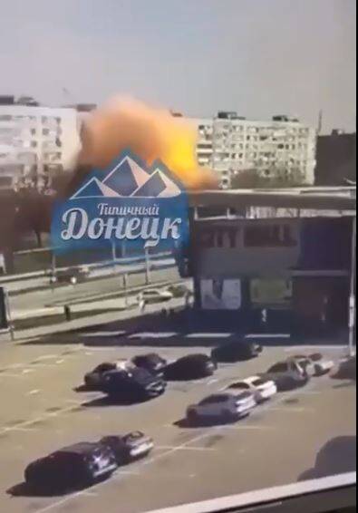 烏克蘭東南部大城札波羅熱（Zaporizhzhia）一處公寓遭到俄軍飛彈攻擊。 圖：翻攝推特