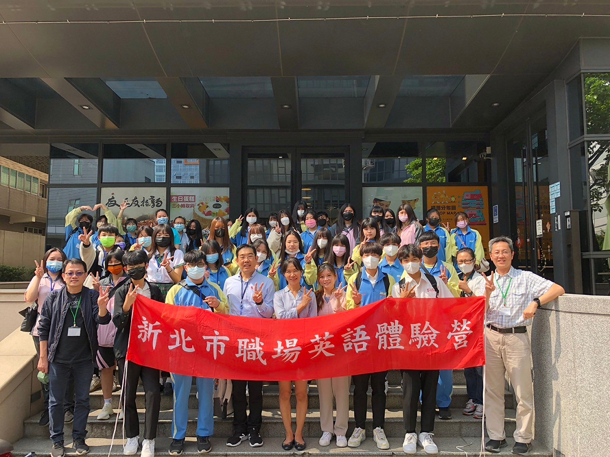黎明技術學院與聖瑪莉丹麥麵包莊園攜手合作，提供高職學生透過多元情境模擬，提升學生職場與生活應用專業英文聽力與詞彙能力。新北市教育局技職科輔導員劉銘恩（左4）、聖瑪莉麵包莊園總經理陳麗玲（左5）。 圖：黎明技術學院提供