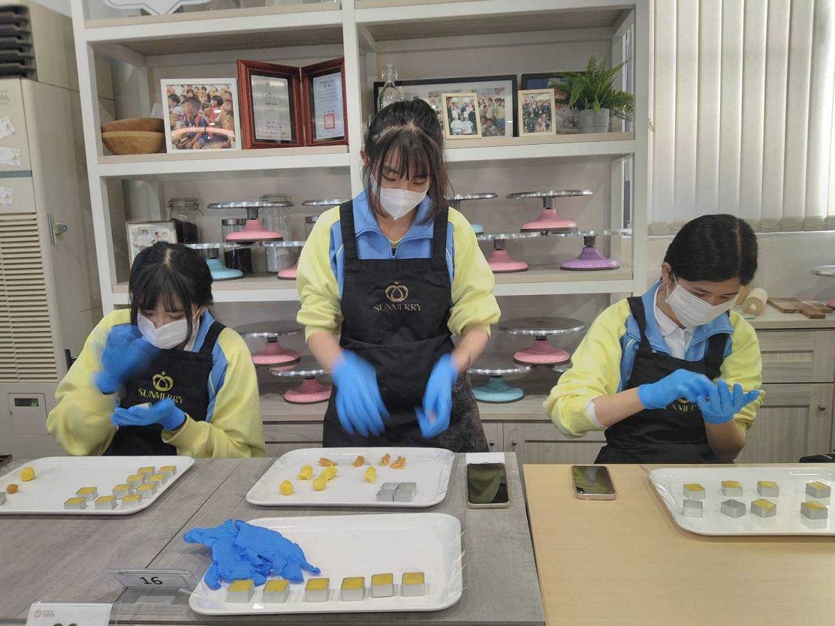 高職學生於聖瑪莉丹麥麵包莊園透過多元情境學習，化身一日烘焙師，激發同學主動學習的興趣。 圖：黎明技術學院提供