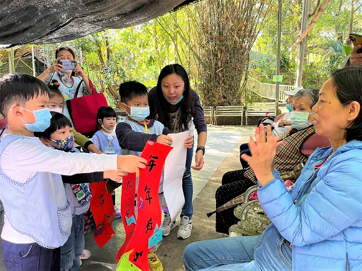 年節期間走訪社區拜年並邀請鄰里參與八角梯相關活動。 圖：新北市教育局提供