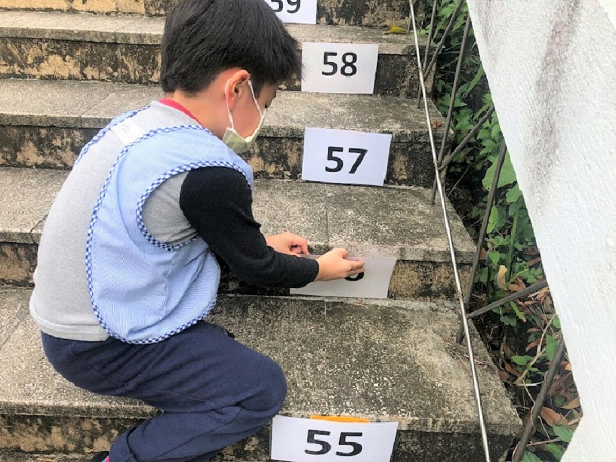 景新國小附幼幼生一邊爬走「八角梯」階梯，一邊學數數。 圖：新北市教育局提供